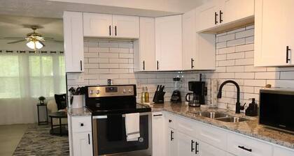 -> Charming Modern Guest House Near Lake Lanier.