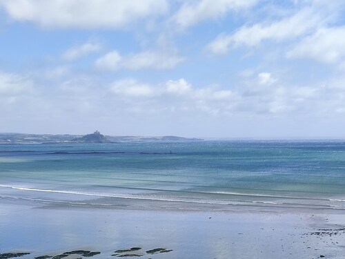 Your own hideaway 7 mins walk from the seaside, train station & hub of Penzance