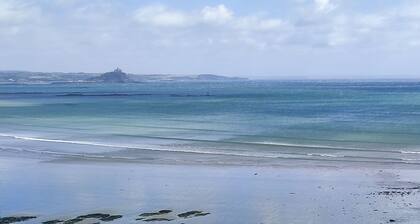 Your own hideaway 7 mins walk from the seaside, train station & hub of Penzance