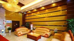A lobby with leather sofas, a wooden reception desk, and a chandelier. - Dushi 118 Chain Hotel (Ningbo Yuyao High‑speed Railway North Station Branch) (Yuyao)
