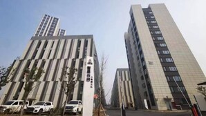 A modern high-rise building with a vertical design, featuring multiple floors and a series of windows. - Dushi 118 Chain Hotel (Ningbo Yuyao High‑speed Railway North Station Branch) (Yuyao)