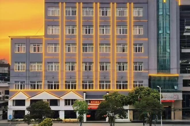 Un hotel de varios pisos con una fachada plana y una cuadrícula de ventanas.