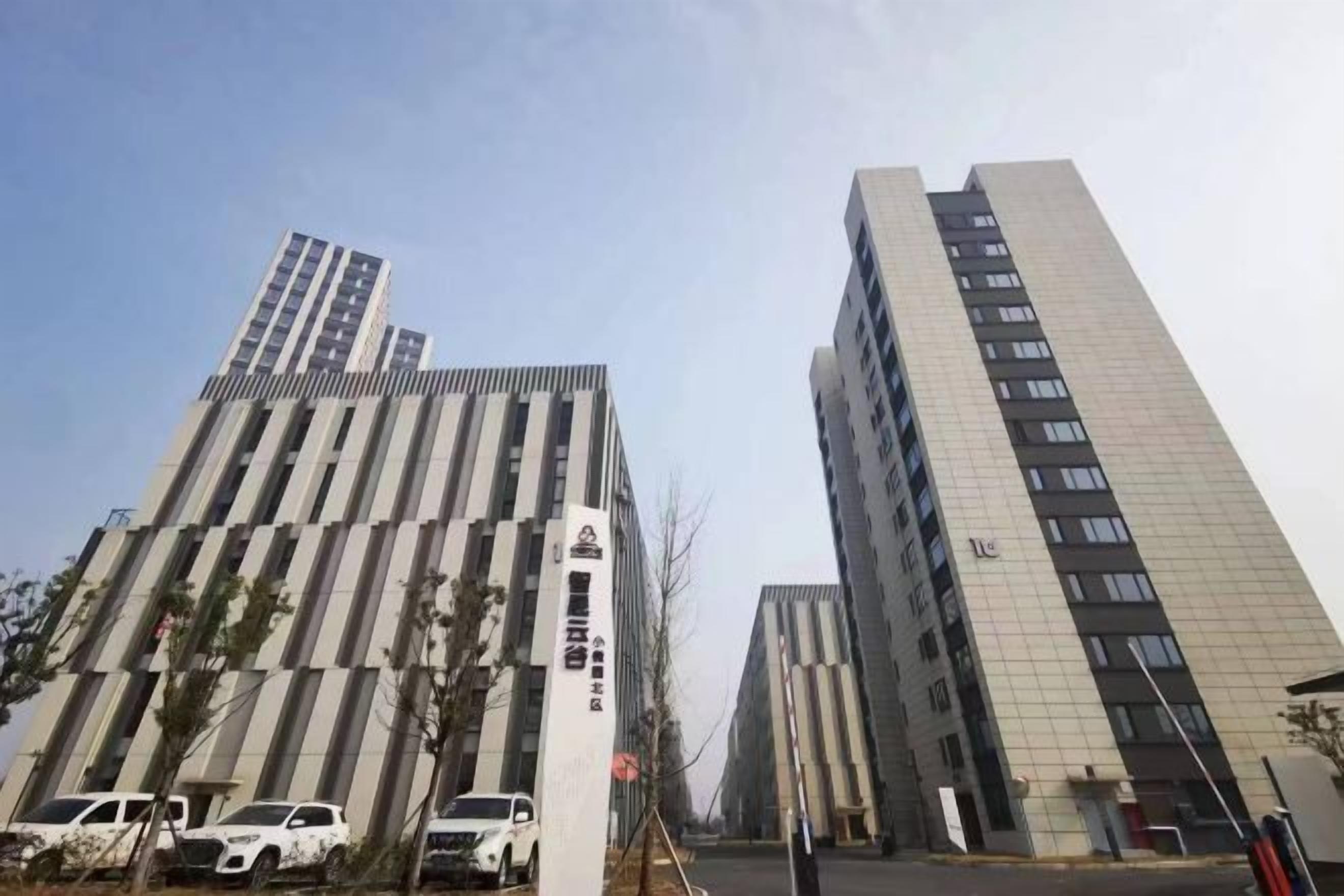 Un edificio a più piani con un design architettonico moderno, caratterizzato da linee verticali e finestre rettangolari.