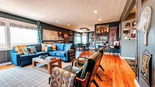 Spacious 5-bedroom House Just 1 Block from the Lake, with a Boat Launch!