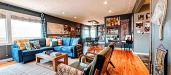 Spacious 5-bedroom House Just 1 Block from the Lake, with a Boat Launch!