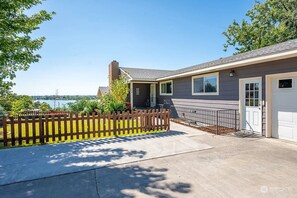 Exterior - Spacious 5-bedroom House Just 1 Block from the Lake, with a Boat Launch! (Moses Lake)