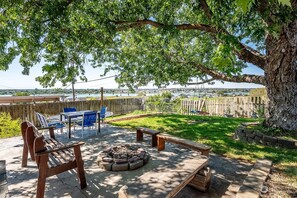 Outdoor dining - Spacious 5-bedroom House Just 1 Block from the Lake, with a Boat Launch! (Moses Lake)