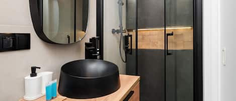 Dusche, kostenlose Toilettenartikel, Haartrockner, Handtücher