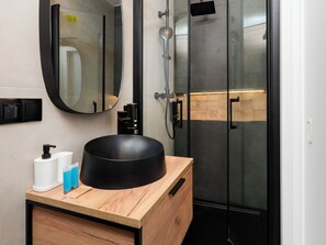 Douche, articles de toilette gratuits, sèche-cheveux