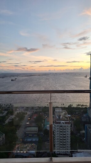 Property grounds - Manila bayview superior Queen 1BR BA Balcony w/ bayview  (Manila)