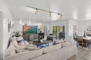 Una televisión, una chimenea