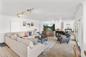 Una televisión, una chimenea