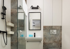 Dusche, kostenlose Toilettenartikel, Haartrockner, Handtücher