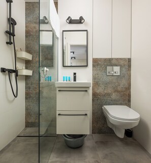 Shower, free toiletries, hair dryer, towels - Czerniakowska Comfy Apartment (Warszawa)