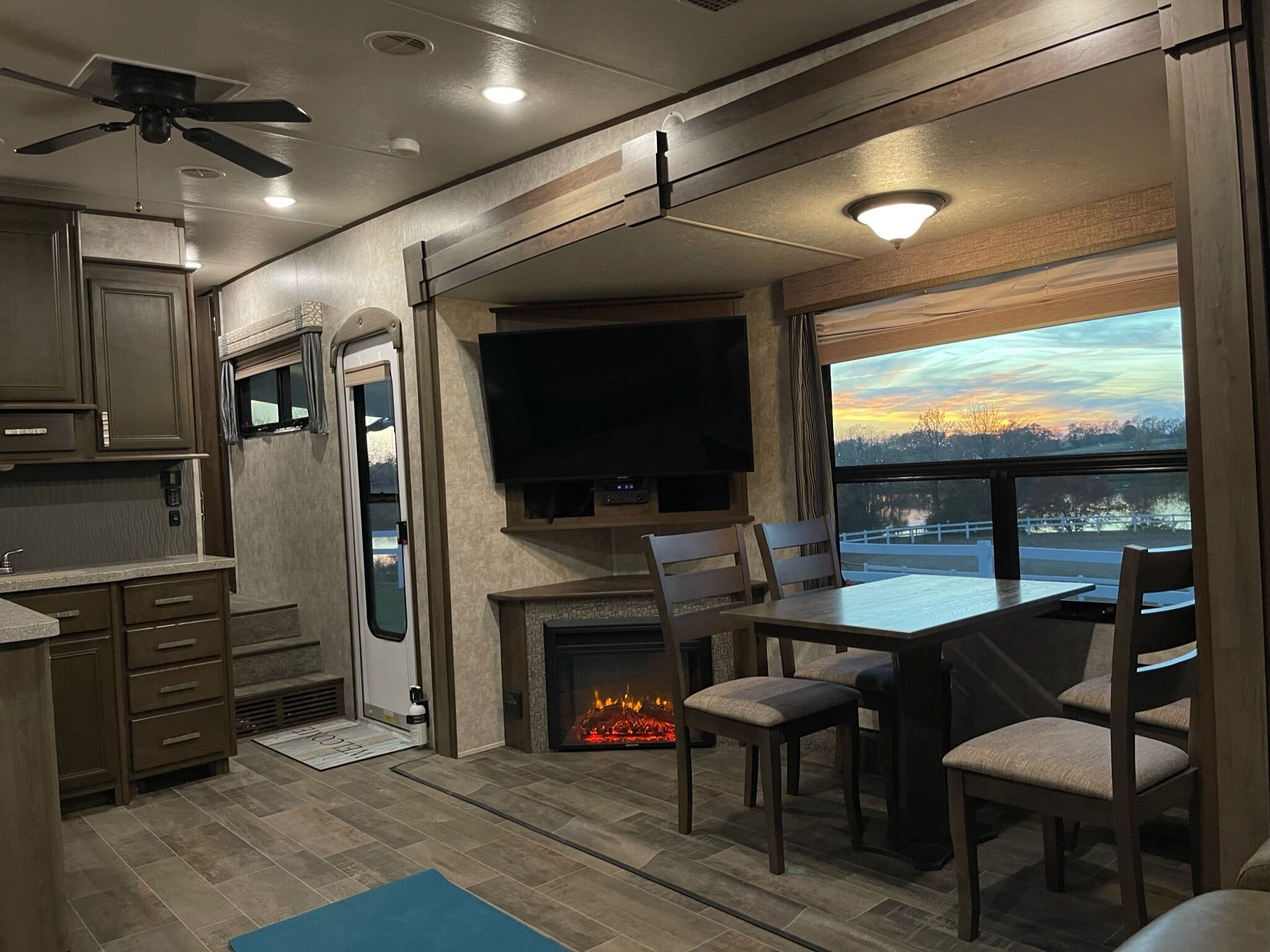 Luxurious Cozy RV Open Range Glamping Experience