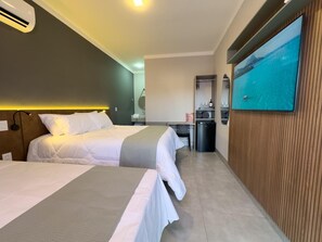 Habitación triple Deluxe | Escritorio, espacio para trabajar con laptop y wifi gratis 