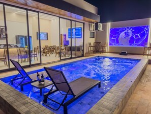 Utomhuspool, parasoller och solstolar