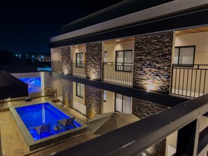 Boendets fasad - kväll/natt