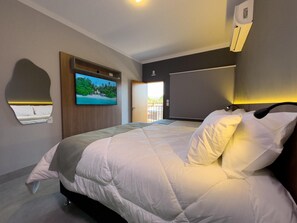 Deluxe Triple Room | Desk, laptop workspace, free WiFi, bed sheets