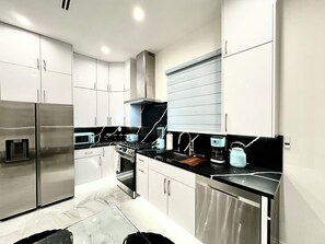 冷蔵庫、電子レンジ、オーブン、コンロ