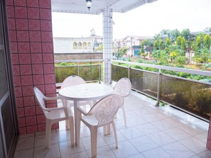 Outdoor dining - Résidence Bona Jeannette (Douala)