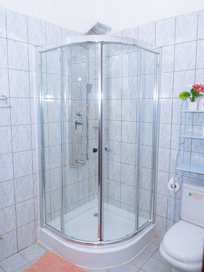 Bruser, hårtørrer, bidet, håndklæder