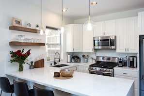 Private kitchen - Spacious Three-Bedroom townhome  in Charming Mission Hills (San Diego)