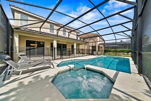 A heated pool - 4x TV Wall, Pool Table, EV Charger, Waterpark, 15 Mins to Disney: Grand Getaway (Davenport)