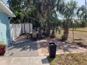 Outdoor dining -  Streamlined & Chic Getaway Studio in Amazing Sarasota (Sarasota)