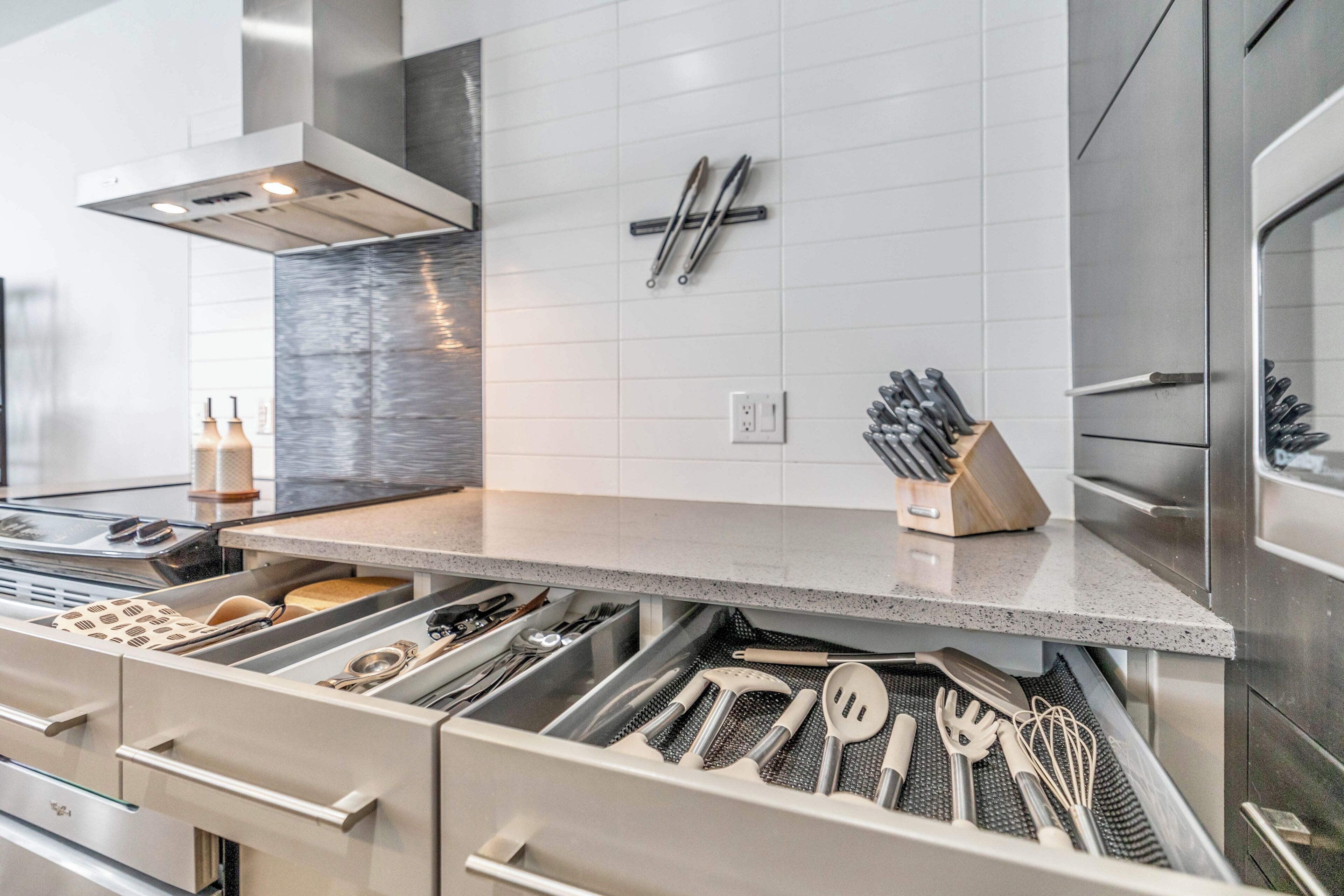 Micro-ondes, four, plaque de cuisson, lave-vaisselle