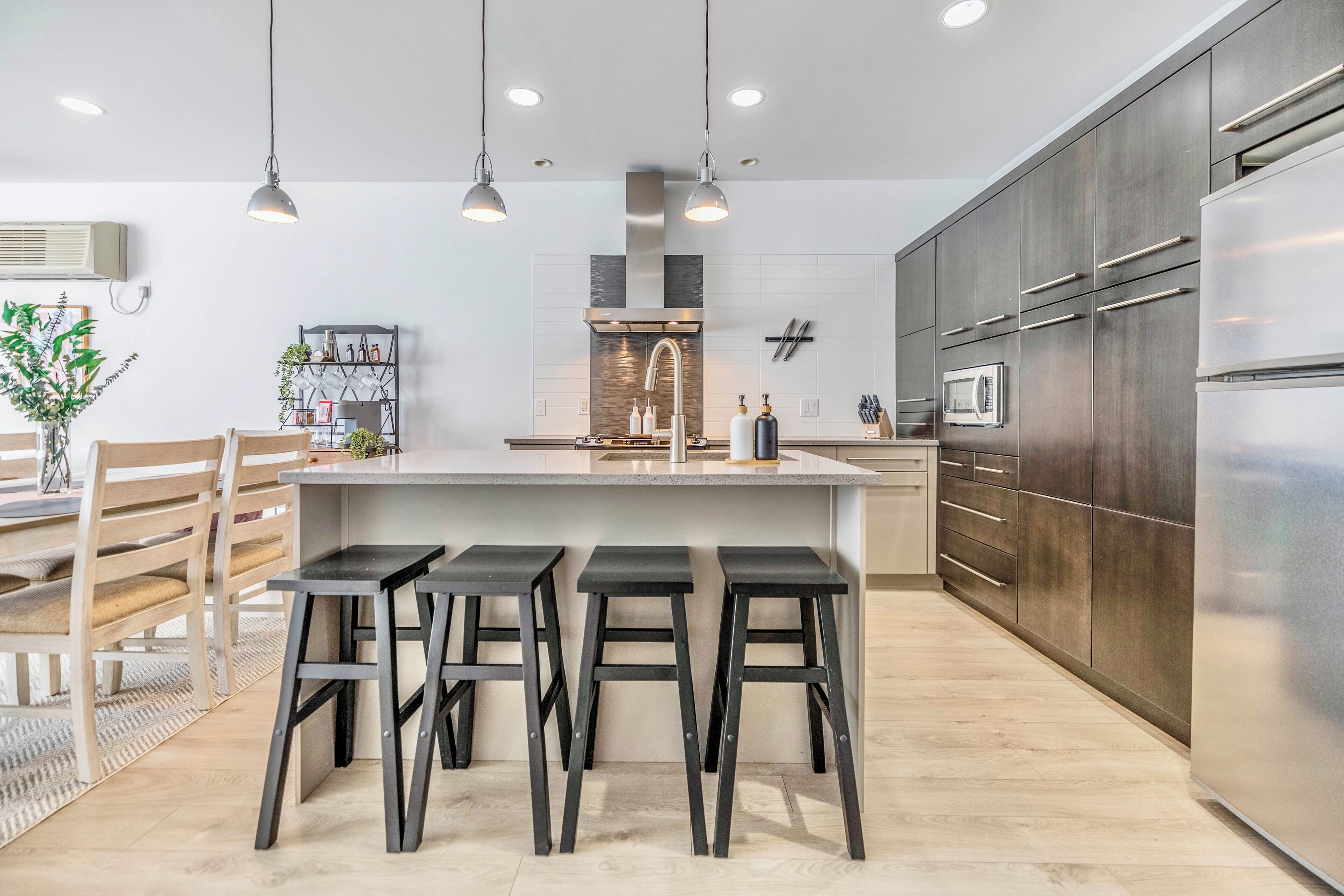 Micro-ondes, four, plaque de cuisson, lave-vaisselle