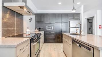 Micro-ondes, four, plaque de cuisson, lave-vaisselle