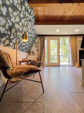 Smart TV, fireplace - Meadow Lakes Cottage Yosemite & Kings Canyon Parks Gourmet Kitchen Close to Snow (Auberry)