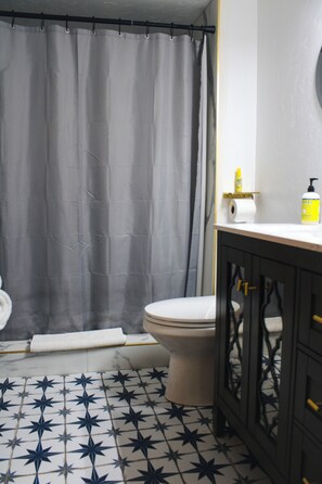 Shower, hair dryer, towels, soap - Meadow Lakes Cottage Yosemite & Kings Canyon Parks Gourmet Kitchen Close to Snow (Auberry)