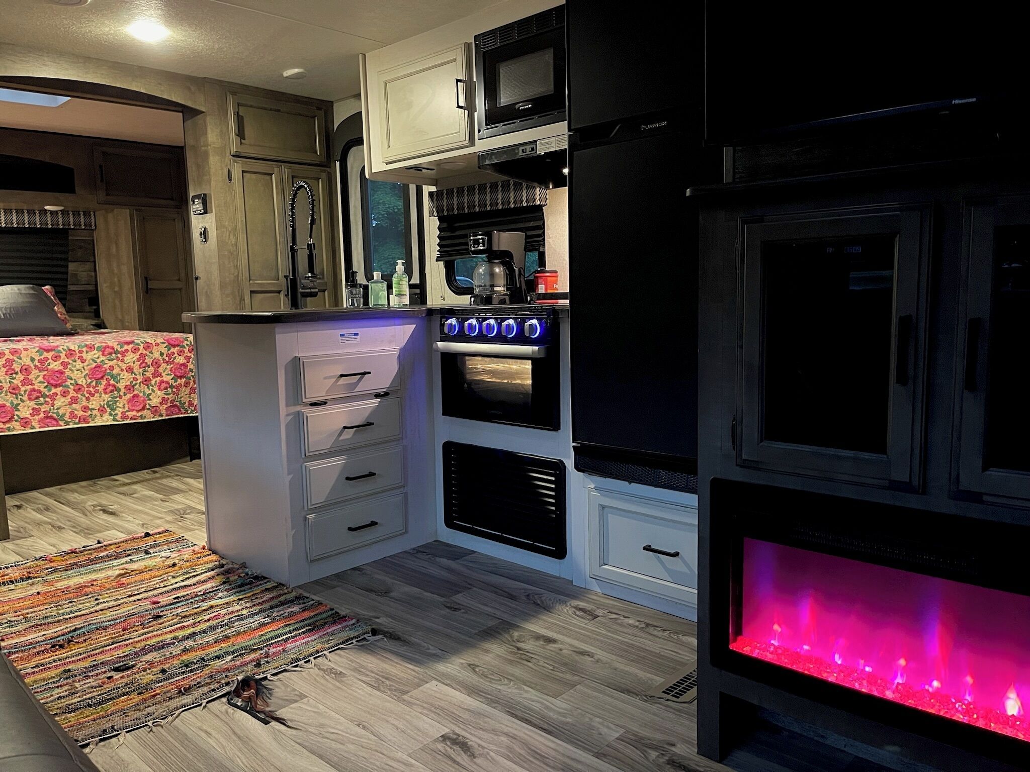 Cozy 5BD 2BR w/ Fireplace & Modern Amenities, spacious RV @ KHP