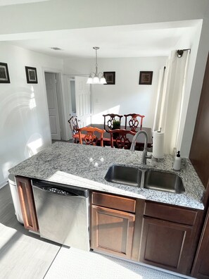 Een magnetron, een oven, een kookplaat, een vaatwasser