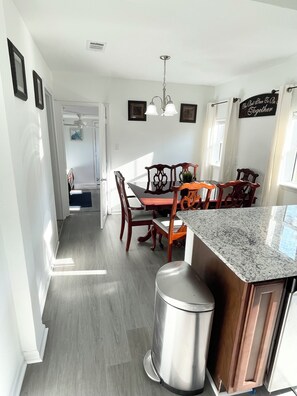 Dining - Spacious 4-bedroom house in enjoyable Pensacola with AC, WiFi (Pensacola)