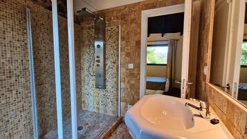 Een douche, een haardroger, handdoeken