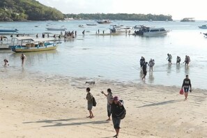 A beach with people walking and boats in the water. - Lembongan Harmony Villas (Bali)