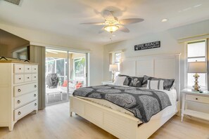 3 bedrooms, iron/ironing board, free WiFi, bed sheets - Holly's HomeAway-Private Pool, Kayaks & Canal Adventures (Cape Coral)