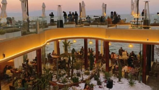 A rooftop bar with outdoor seating, overlooking the sea. - Yulai Hotel (Kunming)
