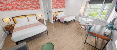 Schreibtisch, Bügeleisen/Bügelbrett, Bettwäsche