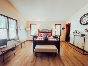 4 bedrooms, iron/ironing board, WiFi, bed sheets