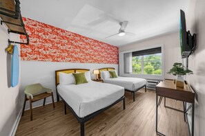 Escritorio, tabla de planchar con plancha, ropa de cama