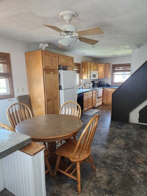 Fridge, microwave, oven, stovetop - Cozy, clean 3-bedroom house with AC and WiFi in serene Brownsville, MN. (Brownsville)