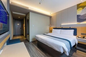 A modern hotel room with a large bed, a desk, and a television. - Homeinn Selected Hotel (Zhengzhou Huayuan Road Grand Emporium) (Zhengzhou)