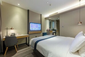 A modern hotel room with a bed, desk, chair, and a television mounted on the wall. - Homeinn Selected Hotel (Zhengzhou Huayuan Road Grand Emporium) (Zhengzhou)