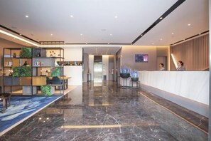 A hotel lobby with a reception desk, a seating area, and a reception counter. - Homeinn Selected Hotel (Zhengzhou Huayuan Road Grand Emporium) (Zhengzhou)