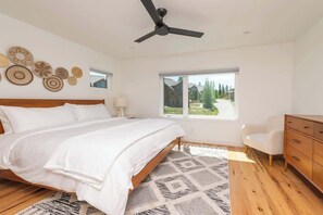 4 bedrooms, iron/ironing board, travel cot, WiFi - Spacious Retreat | Hot tub | Foosball (Fraser)