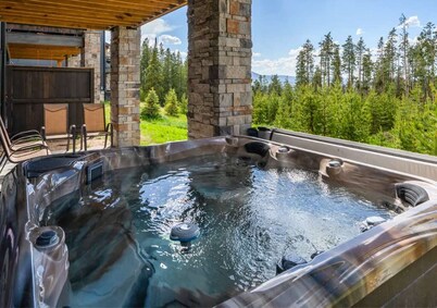 Skyview | Spacious • Trail Access & Hot Tub • Cozy